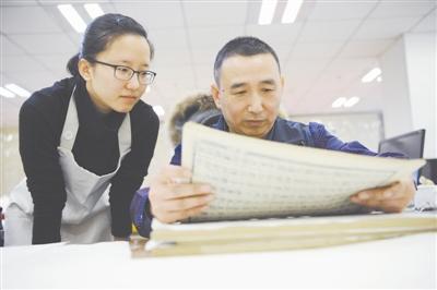 揭古籍修复师的日常：耐得住寂寞 每天都如履薄冰