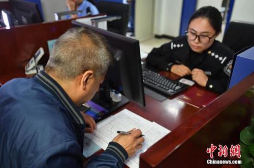 10月1日，民众在北京市西城区厂桥派出所填写《北京居住证》申请办理的相关材料。当日起，《北京市实施〈居住证暂行条例〉办法》正式施行，北京346个户籍派出所正式受理来京人员申领《北京市居住证》，这也意味着“暂住证”将转变为“居住证”。<a target='_blank' href='http://www.chinanews.com/'>中新社</a>记者 崔楠 摄