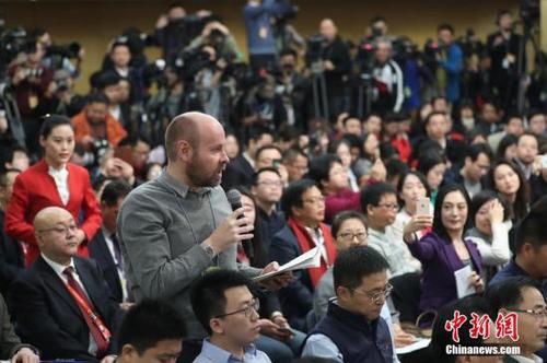 资料图 一名外国记者在现场提问。<a target='_blank' href='http://www.chinanews.com/'>中新社</a>记者 泱波 摄