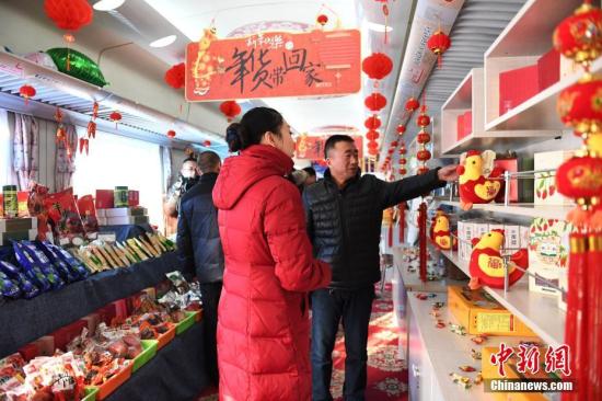 资料图：旅客选购自己满意的年货产品。<a target='_blank' href='http://www.chinanews.com/'>中新社</a>记者 杨艳敏 摄