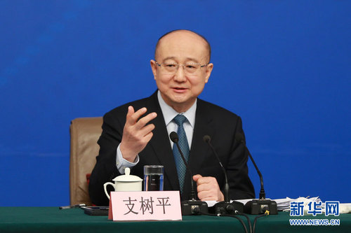 图为国家质检总局局长支树平回答记者提问。