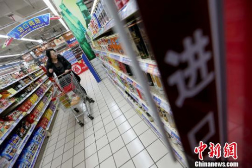 资料图：山西太原，民众在超市选购进口商品?！≌旁?摄