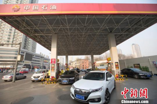 资料图：山西太原，加完油的车辆驶出加油站。 张云 摄