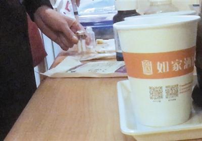 3月11日，六里桥一快捷酒店客房内，“医生”拿着注射器，正在为打瘦脸针顾客配药。