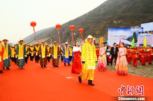 山西临汾一位煤老板转型旅游产业，身穿古装和游客互动。　李新锁 摄