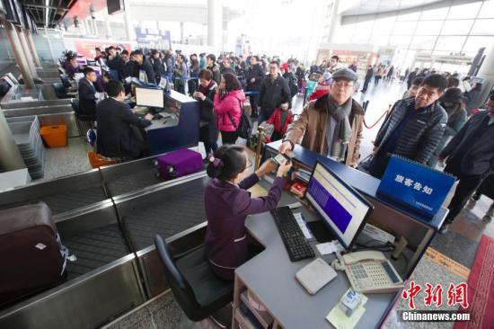 资料图：1月13日，山西太原，民众在办理托运行李。 张云 摄