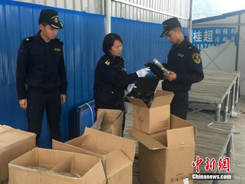 资料图：情人节将至 南宁海关查获千余件假“香奈儿”。钟欣 摄