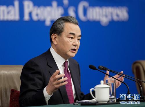 王毅在回答记者提问。