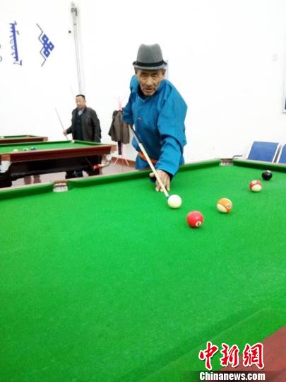 内蒙古牧民的幸福生活：放下套马杆、拿起台球杆