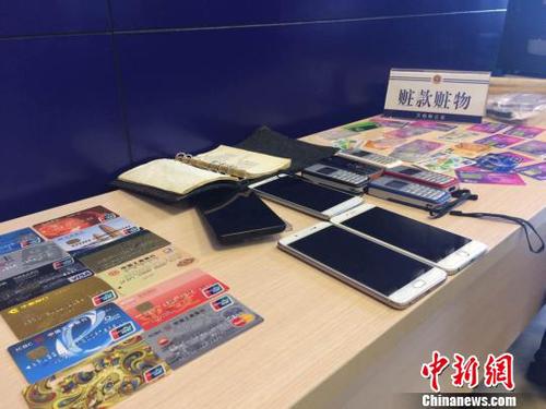 警方展示缴获的作案工具?！∷瘟⒊?摄