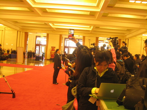 1、国家住建部部长陈政高是2017年3月15日”部长通道“中第一位走来的共和国部长。图为他在认真回答记者们提出的棚改货币化安置问题。人民政协网记者  张春莉摄