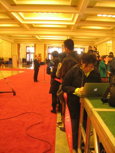 2、人民大会堂北大门内长达百余米的”部长通道“成为全国两会新闻大战的宝地。人民政协网记者  张春莉摄