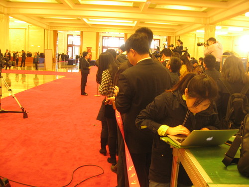 3、国家气象局局长刘雅鸣是2017年全国两会“部长通道”中最后一位接受记者提问的共和国部长。 人民政协网记者  张春莉摄