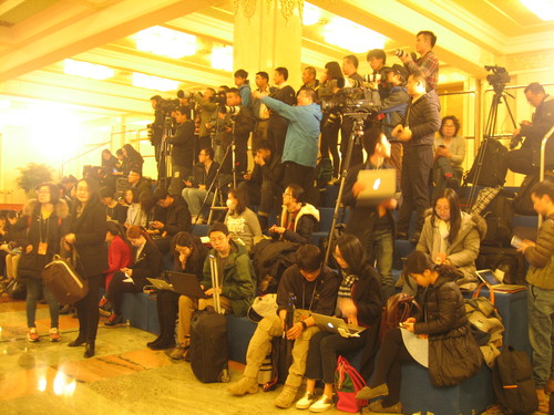 4、认真“备战”，等待部长们的到来。人民政协网记者  张春莉摄