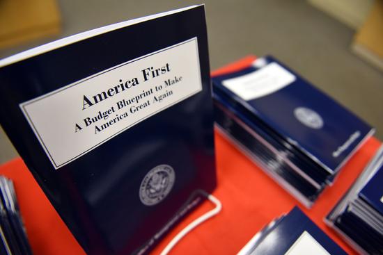  这是3月16日在美国首都华盛顿拍摄的2018财年联邦政府预算纲要报告。 （新华社记者殷博古摄）