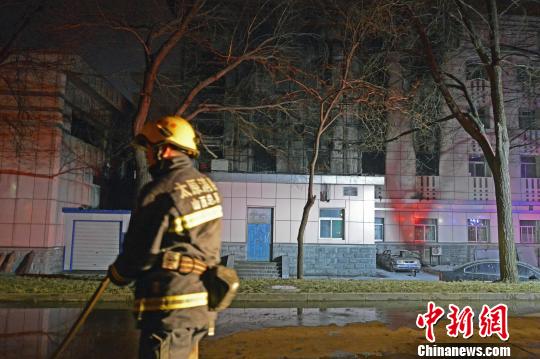 消防员在事故现场灭火?！∥淇〗?摄