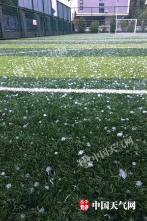 18日7时，广西南宁隆安县遭遇首场冰雹。（杨志 摄）