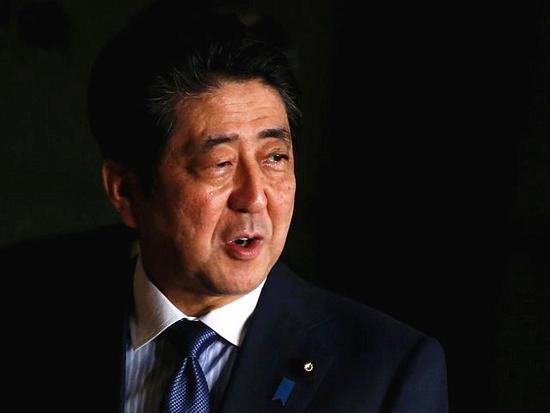 3月16日，日本首相安倍晋三走在东京官邸内。（新华/路透）