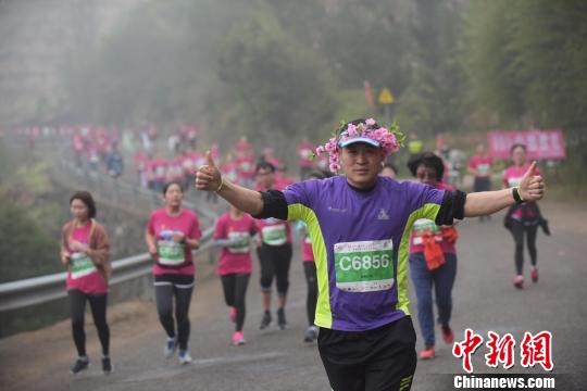 图为比赛现场?！」?摄