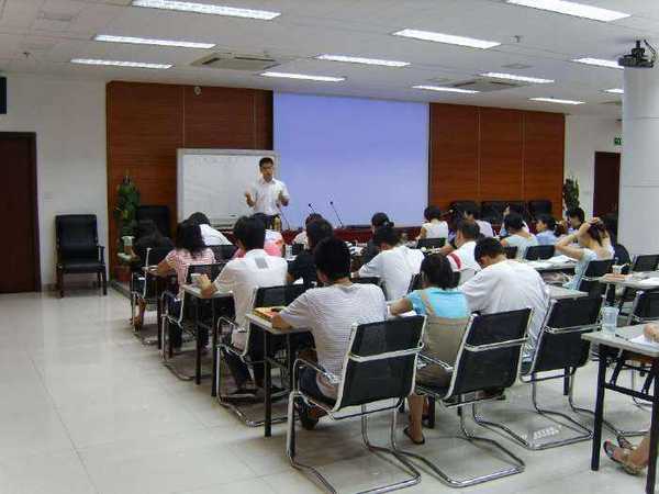 培训教师日工资五六千2