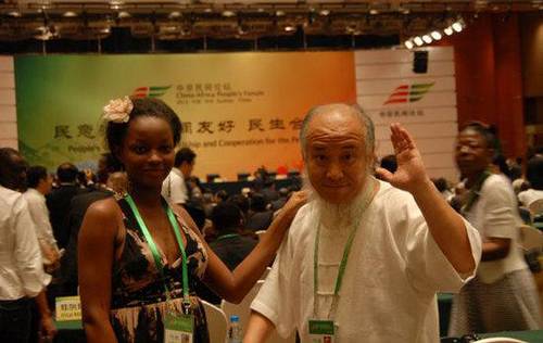 中国画家杨彦和他的“非洲新娘”