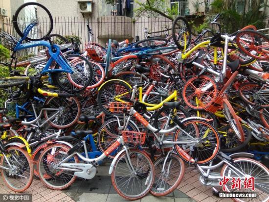 2017年1月16日，广东深圳南山区，深圳蛇口湾厦山公园出入口，出现大面积人为破坏的共享单车。 图片来源：视觉中国