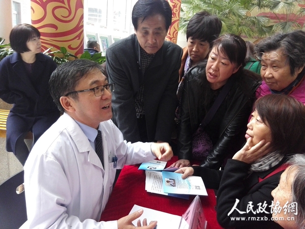 郭兮恒主任给中老年朋友介绍睡眠健康知识