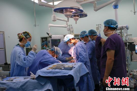 杨万芬老人接受手术。　宋建琴 摄