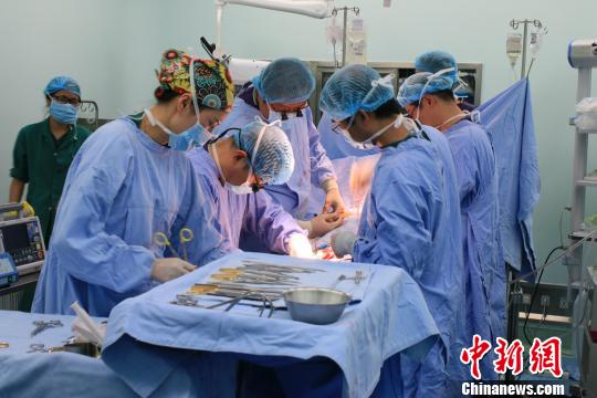 杨万芬老人接受手术。　宋建琴 摄