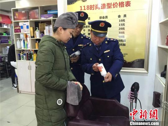 图为美发行业集中整治检查现场。宁波市市场监管局供图