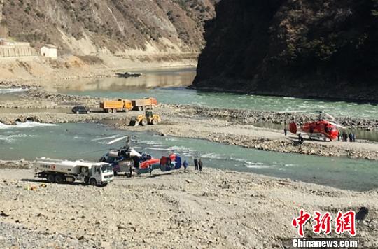 直升机在火场附近河滩上加油、挂桶?！≈有?摄