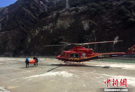 直升机在雅江起降点挂桶?！≈有?摄