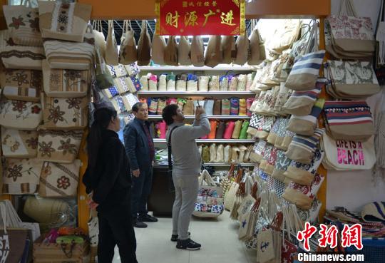 义乌国际商贸城内，外商在挑选货物 王刚 摄