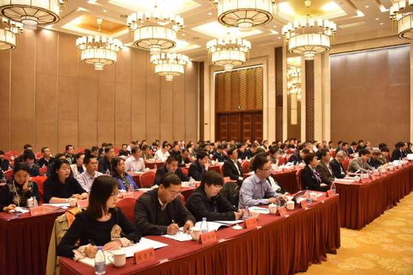 ８、民盟中央各专门委员会、机关各部门负责人，特邀的盟内专家学者，民盟各省、自治区、直辖市委员会负责参政议政工作的领导和部门负责人一百余人参加了会议（一）。张雨斌　摄影