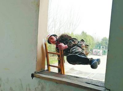 35米高楼飞身救人 汝州“飞踹哥”感动亿万民众