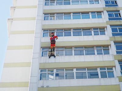 35米高楼飞身救人 汝州“飞踹哥”感动亿万民众