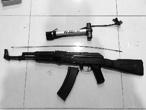 拒交停车费掏出仿真枪