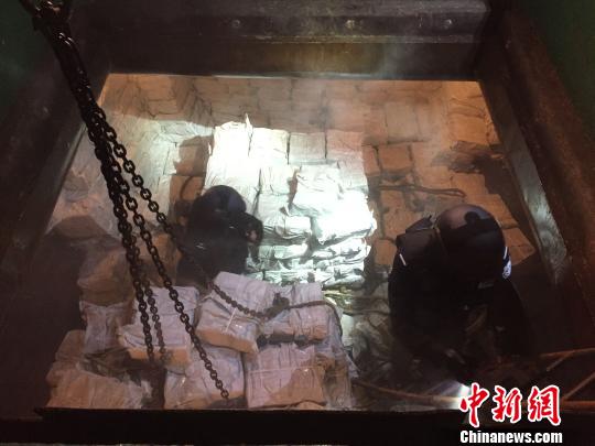 图为缉私警察在走私船船舱搜查走私冻品?！⊙钗?摄