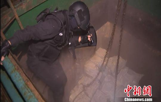 图为缉私警察在走私船上查扣走私冻品?！⊙钗?摄