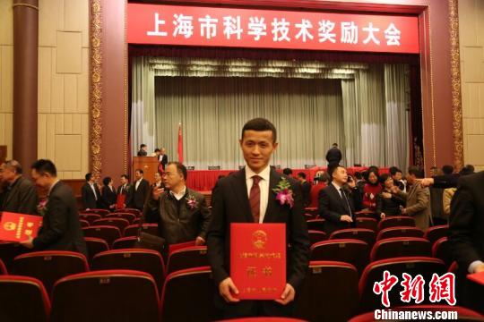 华山医院神经外科专家吴劲松教授领衔的团队历时20年，探索建立了多项功能定位技术体系，实现脑功能区的精准保护，成功将脑功能区的脑肿瘤手术致残率降低90%，达到国际先进水平。先相关研究项目荣获2016年度上海市科技进步一等奖?！〕虑诜?摄