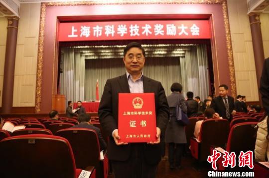 华山医院皮肤科主任徐金华教授领衔的团队历时16年，通过基础和临床相结合的转化医学模式，提出了系统性红斑狼疮免疫治疗新策略。研究人员率先采用奥曲肽治疗系统性红斑狼疮，取得良好疗效，相关项目荣获2016年度上海市科技进步三等奖?！〕虑诜?摄