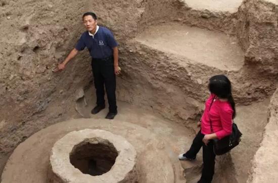 齐东方在考察山西云冈石窟窟顶遗址现场。图/社科院考古所