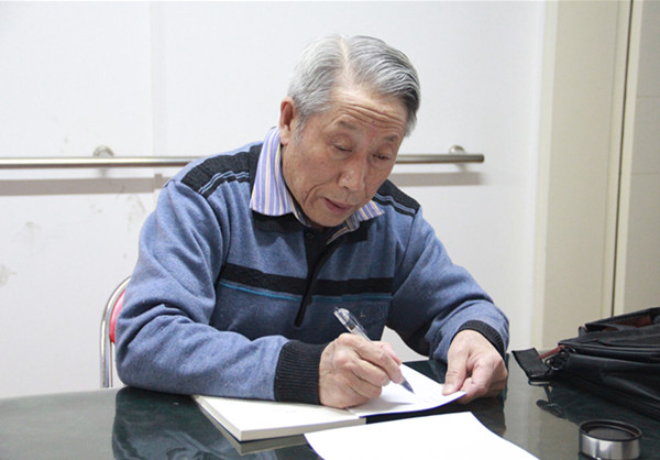 2017年3月1日，霍钟权在所在社区老年活动中心接受采访。