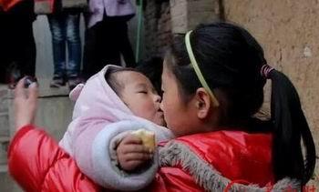 10岁女孩成妈妈 3岁时开始照顾病重母亲 10岁扛起一个家