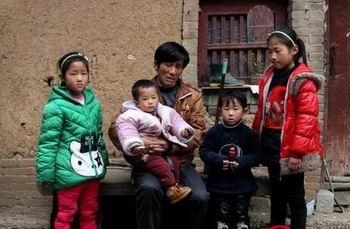 10岁女孩成妈妈 3岁时开始照顾病重母亲 10岁扛起一个家