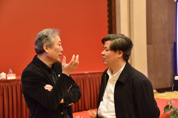 5、会议间隙，全国人大常委、民盟中央社会委员会主任郑功成（右）和民盟北京市委专职副主委宋慰祖亲切交流。 张雨斌  摄影