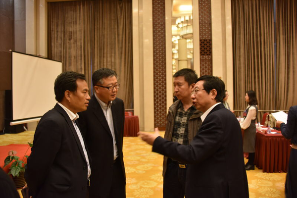 6、会议间隙亲切交流。右一：民盟中央社会服务工作委员会主任张澎；左一：民盟中央科技委员会委员祝智军；左二：民盟北京市委参政议政部部长徐荧；右二：民盟北京市委参政议政部干部刘建。 张雨斌  摄影