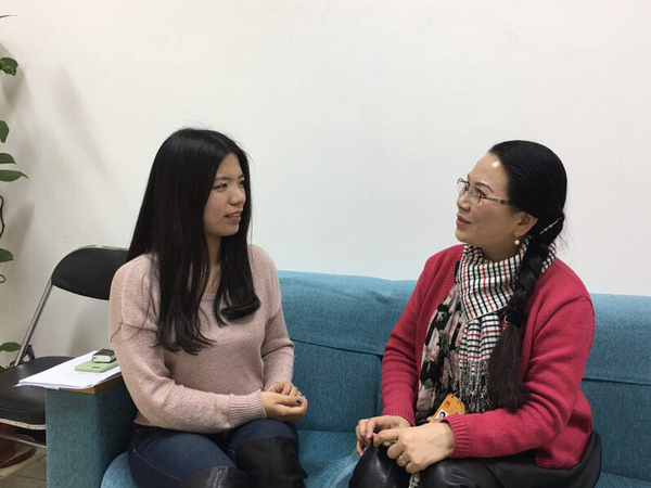 3、人大附中校团委委员、初三毕业班班主任王清老师接受本文作者采访。朱小林  摄影