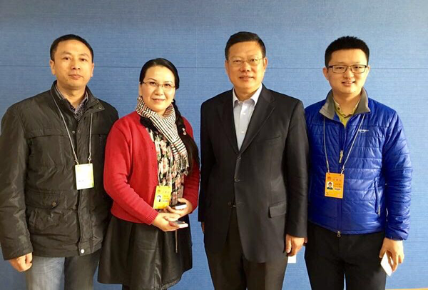 4、访谈结束，翟小宁校长（右二）与本文作者（左二）和中外媒体记者朱小林（左一）、方永磊亲切留影。   杨睿  摄影