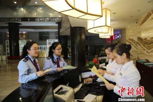 资料图： 厦门国税工作人员深入营改增企业宣传相关政策?！≡?摄